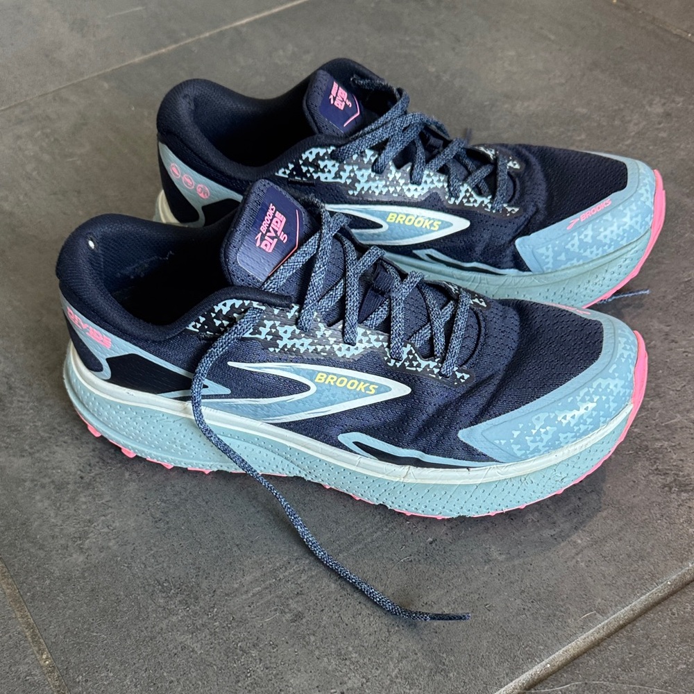 Brooks Women's Athletic Shoes - Navy and Light Blue with Pink Accents Sz 10
